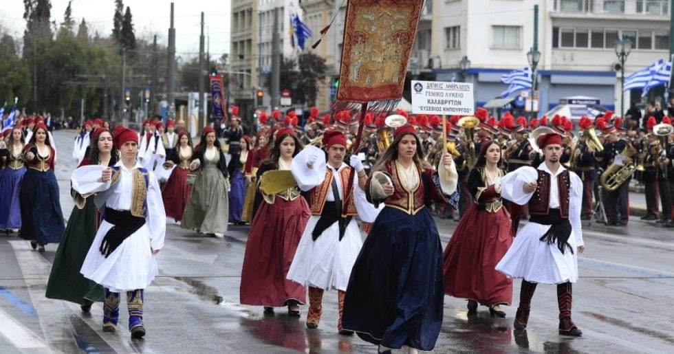 Μαθητική παρέλαση για την 25η Μαρτίου: Τσολιάδες στο κέντρο της Αθήνας [εικόνες - βίντεο]